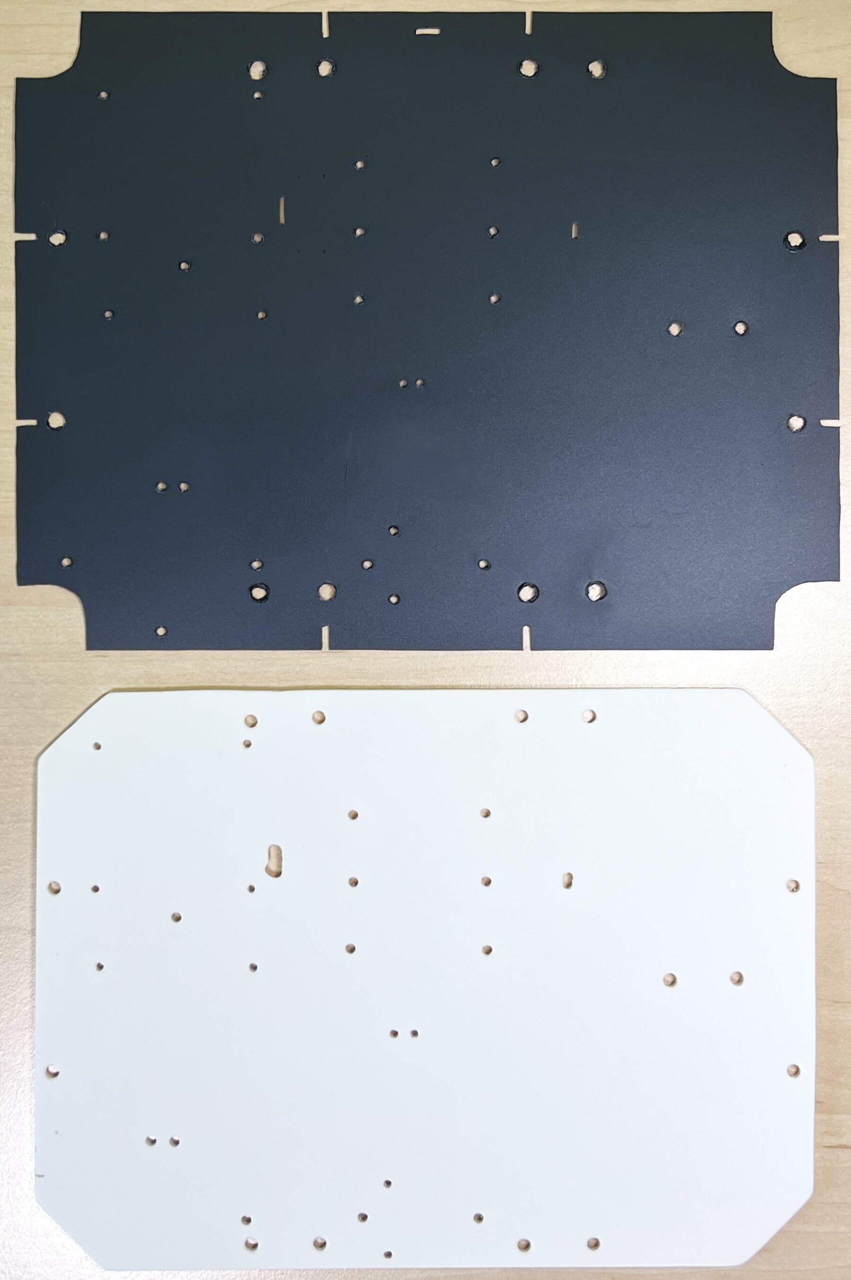 Mounting holes in the modeling pad and plastic flat sheet plate 3 mm thick