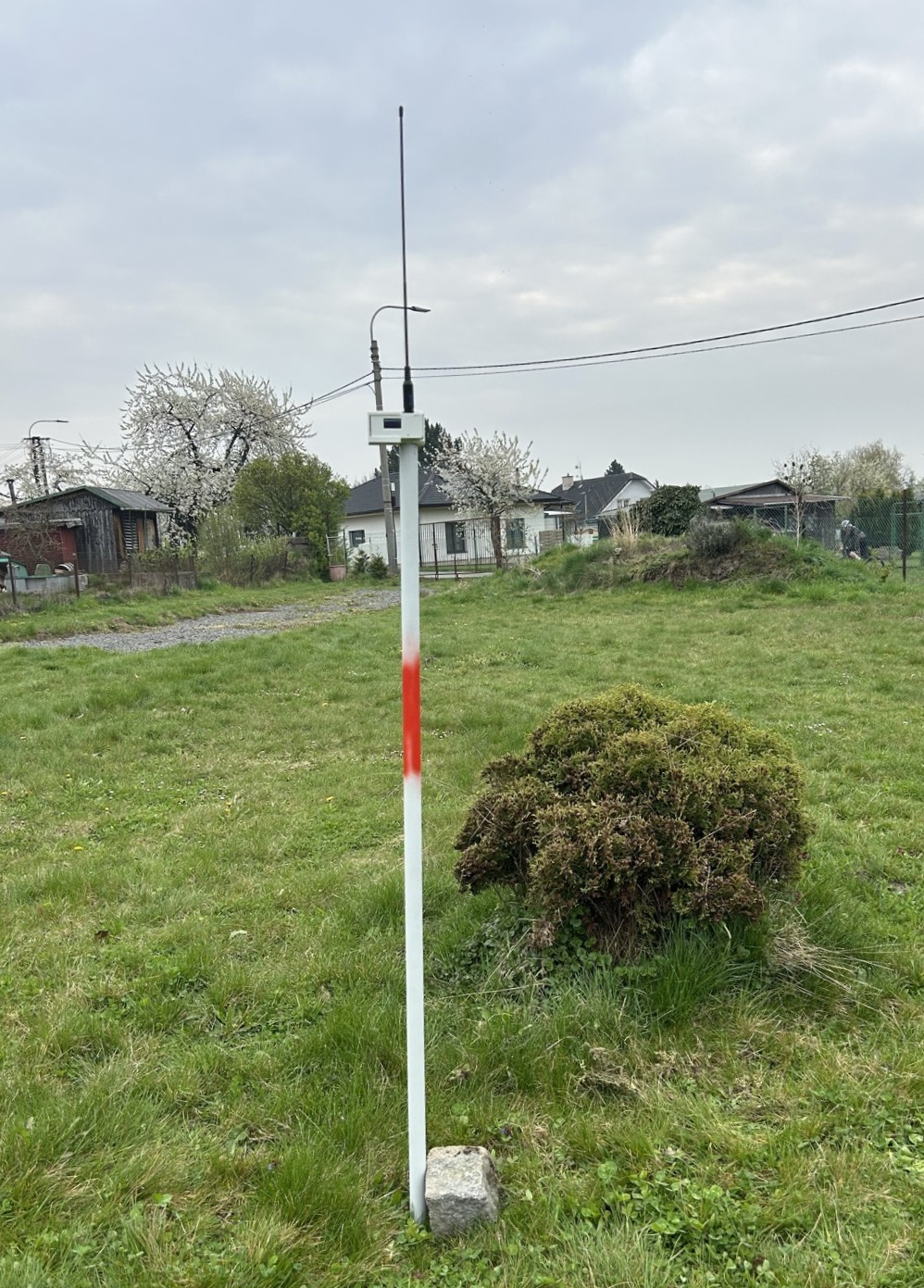 Passive linear whip antenna station