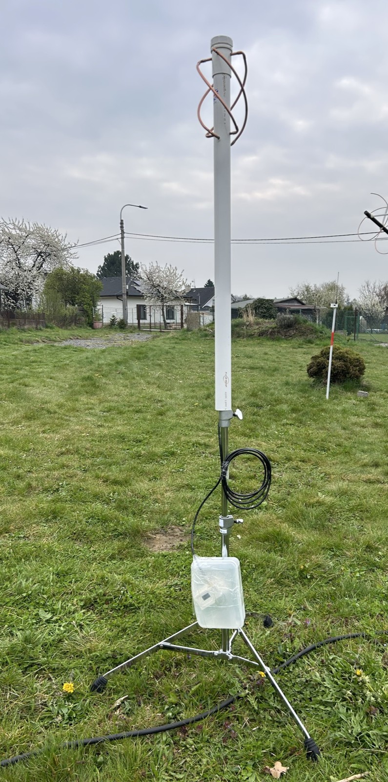 Passive QFH antenna station